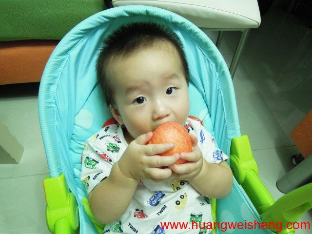 WeiSheng eats apple / 玮晟吃苹果