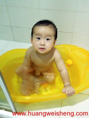 Taking Bath / 冲凉